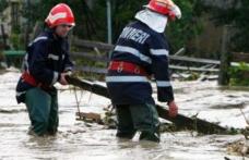 Pompierii intervin pentru înlăturarea efectelor produse de fenomenele meteorologice periculoase