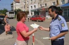 Poliţiştii continuă  informarea cetăţenilor  în cadrul Campaniei de prevenire a furturilor şi tâlhăriilor