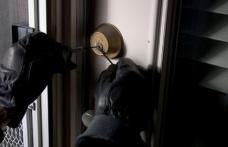 Tineri bănuiţi de comiterea unui furt, identificaţi de poliţişti