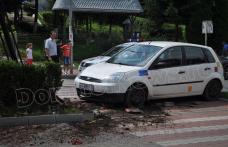 Accident pe Bulevardul Victoriei din Dorohoi: Ornament stradal și stâlp distrus de un autoturism - FOTO