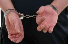 Tânăr bănuit de comiterea mai multor furturi, identificat şi reţinut de poliţişti