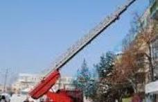 Ţurţuri de gheaţă îndepărtaţi de pompieri