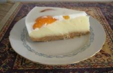 Tort cu cremă de iaurt și ananas