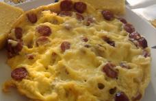 Omletă cu cârnați și brânză de burduf