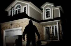 Surprins de jandarmi în momentul în care încerca să sustragă diferite bunuri dintr-o locuinţă 