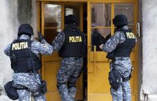 Patru mandate de percheziții domiciliare la persoane bănuite de contrabandă cu ţigări