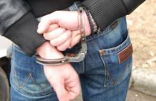 Bărbat devenit agresiv, imobilizat prin încătușare după ce a fost depistat transportând ţigări de contrabandă