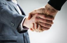 70% dintre oameni dau mâna greşit! Află cum să saluţi corect