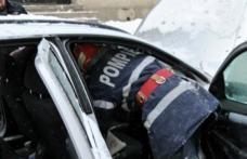 Maşină distrusă parţial într-un incendiu