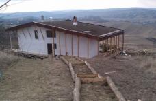 Inedit! Un tânăr din satul Ghilea de lângă Dorohoi, a ridicat o locuinţă bio, ajutat de arhitecţi francezi