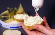Brânza topită, aliment sau otravă? Ce conţine, în realitate, micul dejun preferat copii