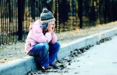 Fetiță în vârstă de 2 ani găsită de un echipaj de jandarmi rătăcind singură pe străzi, la 1,5 km de casă