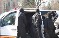 Percheziții domiciliare la trei persoane bănuite de comiterea mai multor furturi din locuinţe