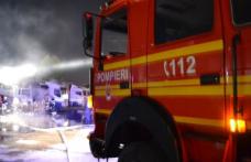 Camion parcat în curtea unei societăţi comerciale, distrus într-un incendiu