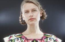 Cine este tânăra de 27 de ani care a făcut înconjurul lumii cu creaţiile ei cu motive etno