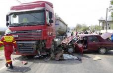 Accident cu trei răniţi, pe DN 29 Botoşani-Suceava, după ce o Dacie s-a izbit într-o basculantă