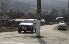 Un stâlp de electricitate a fost uitat de zece ani în mijlocul drumului