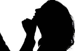 Două tinere s-au bătut pe terasa unui bar. Una dintre ele a ajuns la spital cu leziuni destul de grave