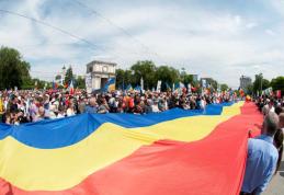 Pod tricolor peste Prut