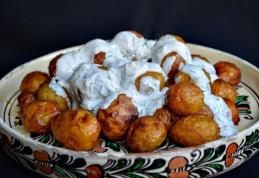 Cartofi noi cu smântână, mărar şi usturoi la cuptor