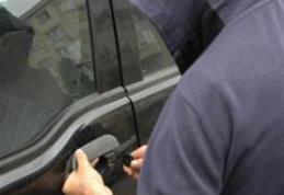 Hoț prins în timp ce fura din maşini, de un jandarm aflat în timpul liber