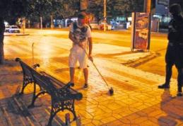 Şmecheri de cartier, făcuţi de râs în public. Au fost pedepsiţi de mascaţi să măture trotuarele