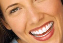 Alimente și ingrediente pentru un zâmbet minunat Albeşte-ţi dinţii acasă!