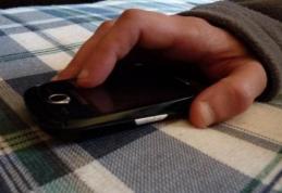 Hoț surprins în timp ce fura un telefon mobil dintr-o locuință