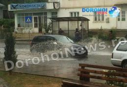 Inundaţii cu repetiţie la Dorohoi. După o ploaie torenţială canalizările au refulat, iar zona Spiru Haret a fost inundată