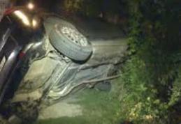 La doar 18 ani s-a urcat băut la volan și a intrat cu mașina într-un gard 