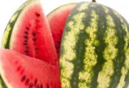 Greșeala făcută de mulți români. Ce au pățit două familii după ce au mâncat pepene nespălat