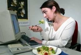 Unu din trei angajaţi mănâncă la birou sau sare peste pauza de masă