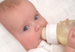 Mămici, atenţie ce-i daţi bebeluşului să mănânce! Medicii vorbesc despre otrava din biberoane
