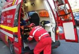 Femeie muşcată de o pisică, ajutată de paramedici să ajungă la spital