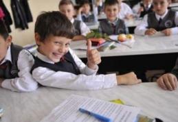 Elevii ar putea merge la şcoală numai dimineaţa