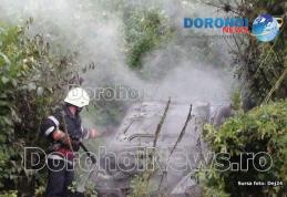 ACCIDENT: Autoturism ce se îndrepta spre Dorohoi cuprins de flăcări. Șoferul și-a salvat soția însărcinată în ultima clipă! - VIDEO