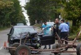 Femeie ajunsă la spital după ce o mașină a spulberat o căruță