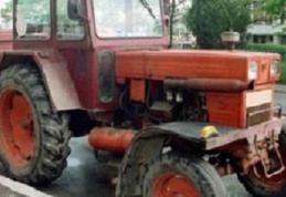 Bărbat prins băut la volanul unui tractor neînmatriculat. Șoferul avea permisul suspendat tot pentru alcool