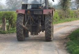 Minor aflat la volanul unui tractor oprit în trafic