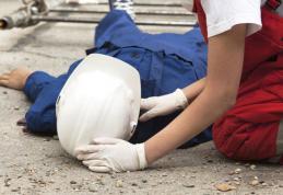 Angajat al unei firme de cablu a ajuns la Spitalul Dorohoi după ce a căzut de pe scară în timp ce lucra