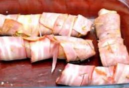 Piept de pui umplut cu mozzarela și învelită în bacon