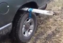 Cea mai simplă metodă să ieşi cu maşina din noroi - VIDEO