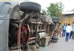 Cascadorie în intersecție! Camionetă spulberată de un BMW