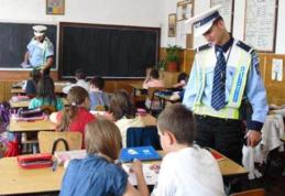 Poliţiştii şi jandarmii botoşăneni, alături de elevi, la începutul unui nou an şcolar