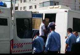 Duba penitenciarului care îi transporta pe violatorii din Vaslui la Iaşi a fost implicată într-un accident rutier - VIDEO