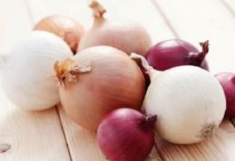 Cum oprești albirea părului cu ceapă? Iată un tratament natural