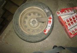  Țigări de contrabandă ascunse în roțile unui autoturism