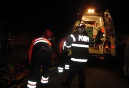 O persoană rănită după ce un autoturism a intrat într-un cap de pod