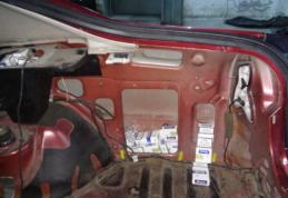 Aproximativ 4.000 de țigarete de contrabandă ascunse într-un autoturism - FOTO