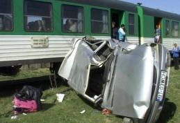 Mașina lovită în plin la Podeni de trenul personal Iași - Dorohoi